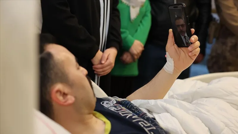 Çiftçi belügyminiszter telefonon beszél a kajszeri akció során megsebesült rendőrtiszttel